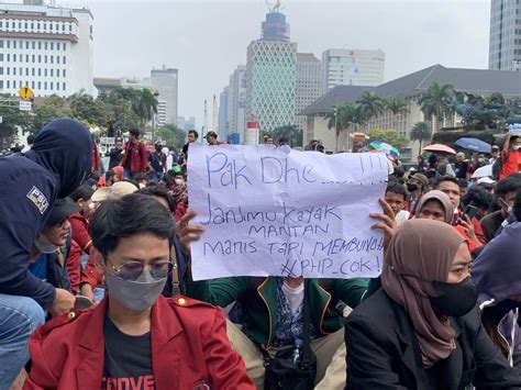 Demo Di Patung Kuda Mahasiswa Membawa Poster Begini