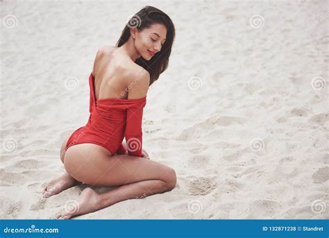 Mujer Bronceada Joven Hermosa En El Bikini Rojo Que Presenta En La Playa Retrato Modelo