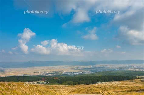 秋の阿蘇ミルクロードから見る阿蘇市街と阿蘇の山並み熊本県 写真素材 [ 6657865 ] フォトライブラリー Photolibrary