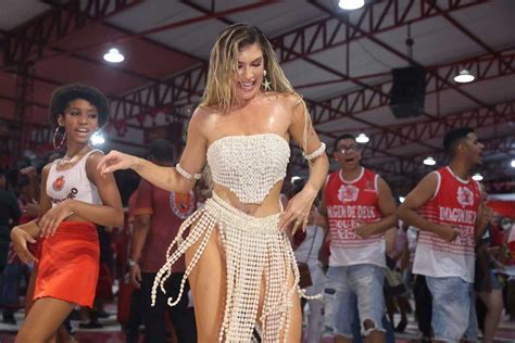 Lore Improta Mostra Samba No P E Corp O Em Ensaio De Carnaval