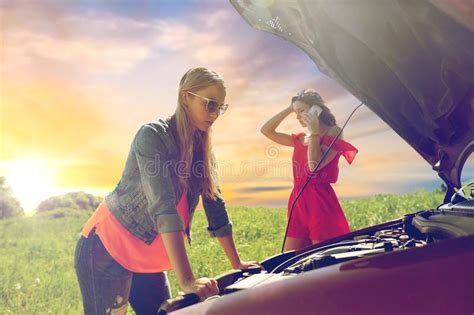 Femmes Avec Le Capot Ouvert De La Voiture Cassée à La Campagne Image