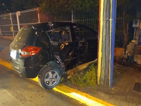 Motorista colide carro em árvore poste e muro Rádio RuralFM