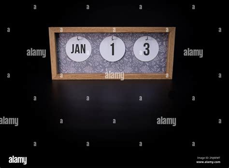 Ein hölzerner Kalenderblock, der das Datum Januar 13. auf ...