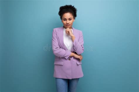 Joven Y Bonita Secretaria Latina Con El Pelo Ondulado Vestido Con Una Chaqueta Morada En El