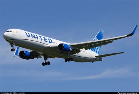 N641UA United Airlines Boeing 767-322ER(WL) Photo by Ethan Minnich | ID ...