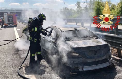 Autovettura In Fiamme Sulla A Vigili Del Fuoco In Azione Nel Tratto