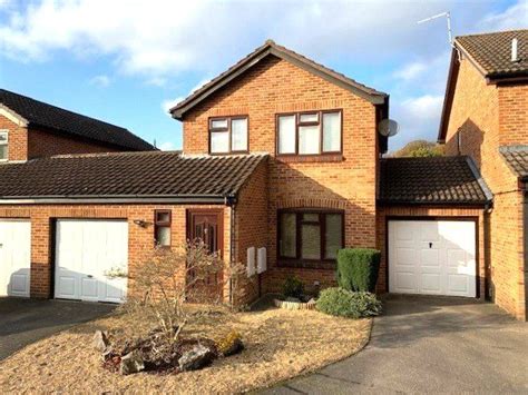 3 Bed Link Detached House For Sale In Pevensey Way Frimley Surrey