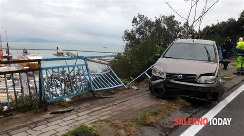 Incidente In Via Benedetto Croce Auto Sbanda E Sfonda Una Ringhiera