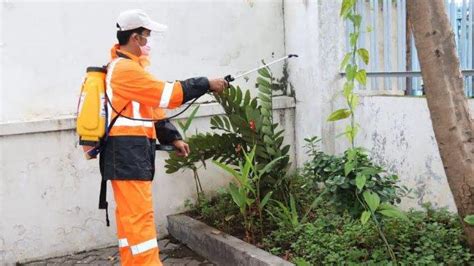 Cak Machfud Kirim Pasukan Semprot Disinfektan Ke Rumah Usiawan Panti