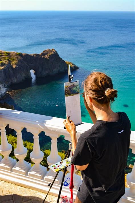 Un Artista Junto Al Mar Pinta Un Paisaje Sobre Lienzo Dianas Grotto