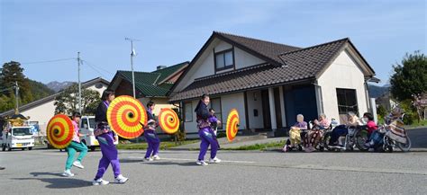 喜楽苑の入居者様が、春祭り見物 社会福祉法人 舟見寿楽苑