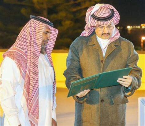 أمير عسير يكرم المواطن عايض الأكلبي ورجلَي الدفاع المدني أخبار