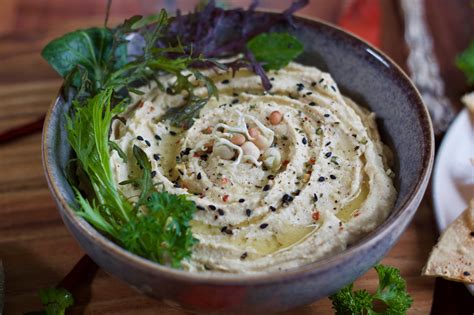 Fast Easy Hummus And Crackers