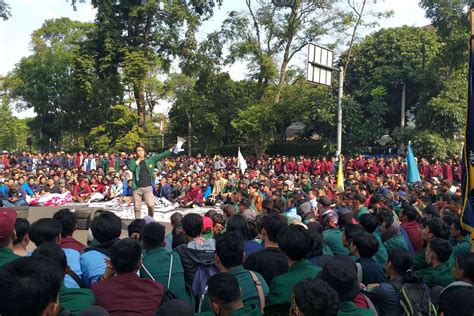 92 Mahasiswa Terluka Akibat Demo Ricuh Di Bandung ANTARA News