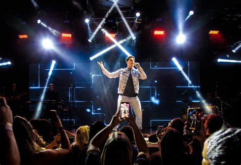 Chitãozinho canta o filho Enrico em seu primeiro show da carreira