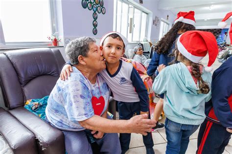 Visita De Alunos Do Cmei V Rzea Leva Alegria E Acolhimento Aos Idosos