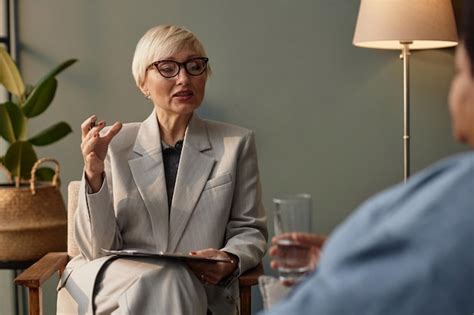 Premium Photo Mature Female Therapist Talking To Client