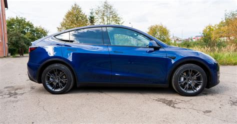 A doua zi după ce și a cumpărat o mașină Tesla nouă un bărbat s a