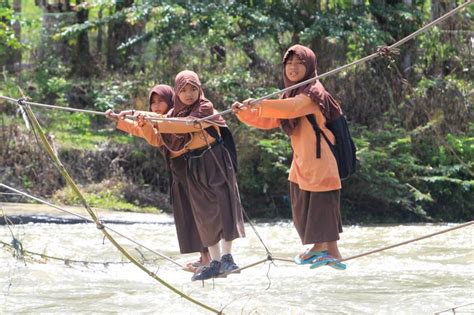 Akses Jalan Ke Sekolah Di Pedalaman Aceh Barat Republika Online