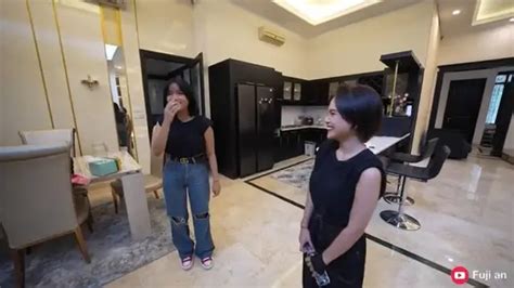 Disebut Kembar Ini 6 Momen Pertemuan Fuji Dan Jeje Gadis Viral Di TikTok Hot Liputan6
