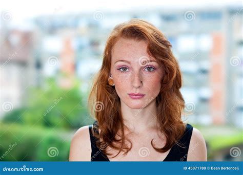 Fille Couverte De Taches De Rousseur Avec Le Portrait Rouge De Cheveux