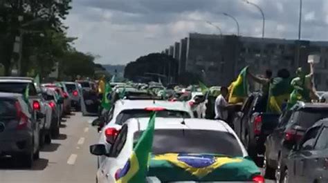 Apoiadores de Bolsonaro fazem carreata em Brasília contra governadores