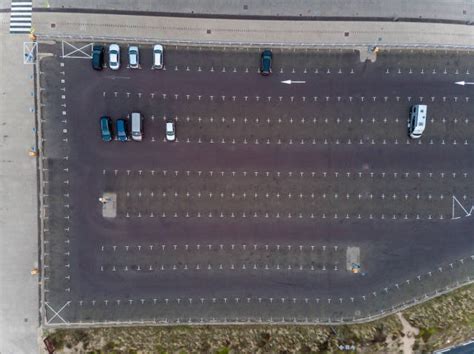 Luftaufnahme von riesiger Parkfläche mit nur wenigen geparkten