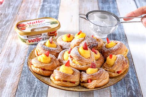 Zeppole di San Giuseppe con crema pasticcera e fragole Vallé Italia