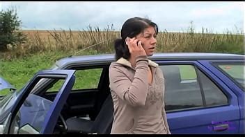 Un Anziano Signore Vede Una Giovane Ragazza In Difficolt Con La Sua Auto Xvideos
