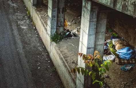 Clochard Dorme Sotto Al Trincerone In Pieno Centro A Salerno Tra