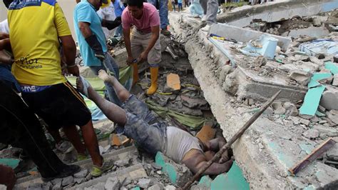 El Terremoto De Ecuador Deja Ya 350 Muertos Y Más De 2000 Heridos