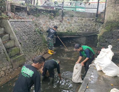 Sub Sektor Citarum Harum Karya Bakti Pembersihan Sungai Cikapayang