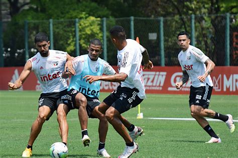 Sob Forte Calor Em S O Paulo Tricolor Treina Para Encarar O Coritiba