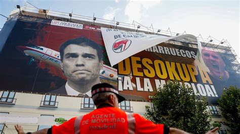 Boicotegen La Lona De Desokupa Amb Una Pancarta Contra Els Desallotjaments