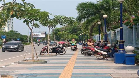 Dishub Batam Tindak Parkir Liar Di Pedestrian Pemotor Kena Denda Rp