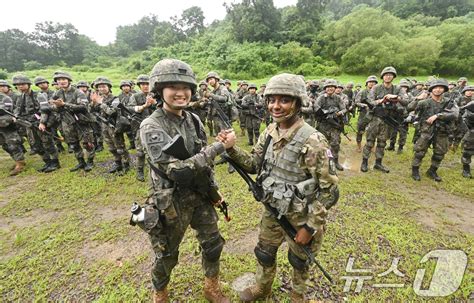 뉴스1 Pick 함께 땀 흘리며 우정 나눠요한·미 육군 Rotc 후보생 동반 훈련 뉴스1