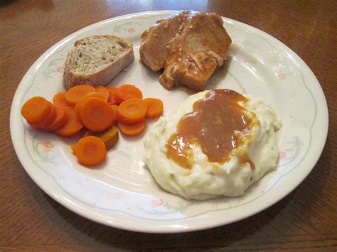 Diab2Cook: White Turkey & Gravy w/ Mashed Potatoes and Sliced Carrots