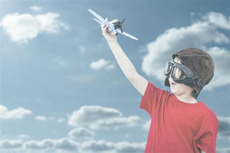 Imagen Compuesta Del Muchacho Que Juega Con El Aeroplano Del Juguete