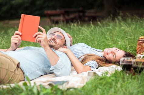 Pasangan Muda Yang Cantik Menikmati Bacaan Yang Bagus Selama Piknik