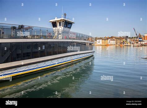 the chain ferry floating bridge between cowes and east cowes on the isle of wight Stock Photo ...