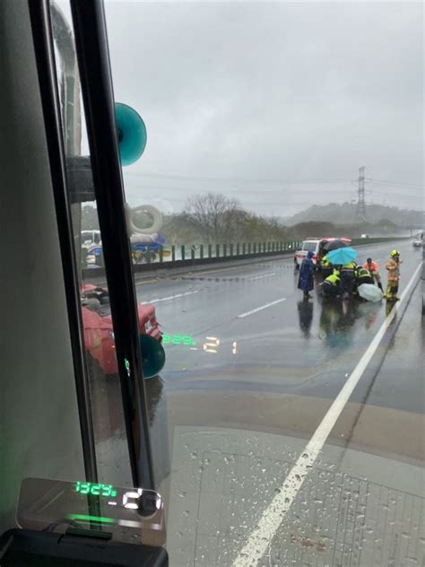 快訊／天雨路滑釀禍？國道轎車自撞「2人噴飛」1死1傷 社會 三立新聞網 Setncom