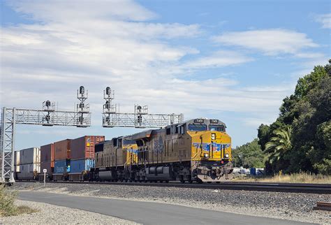 An Afternoon Of Train Watching On The Union Pacifics Martinez Ca Sub