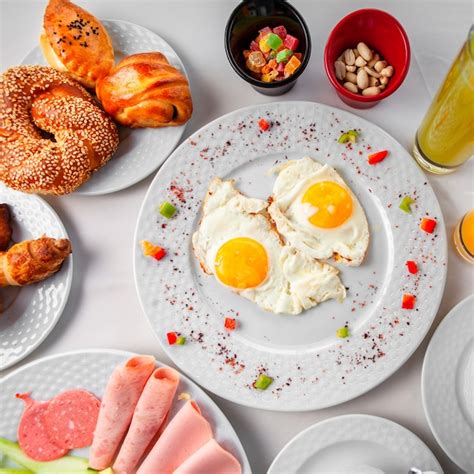 Huevos Fritos En Un Plato Con Otras Comidas Vista Superior Sobre Un