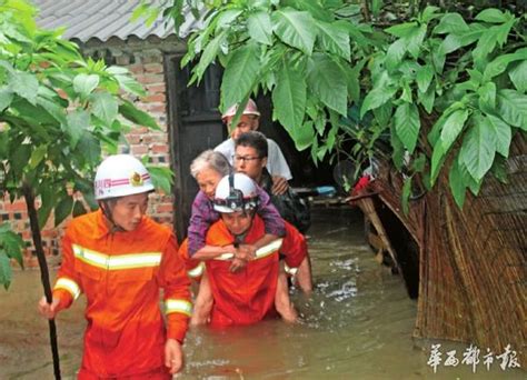 内江暴雨3人被围困 消防官兵蹚水背出来凤凰网