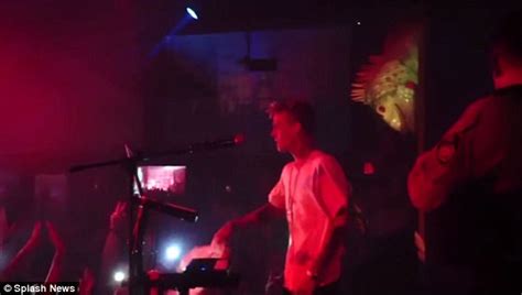 Aaron Carter Breaks Down Crying While Performing At Club Daily Mail