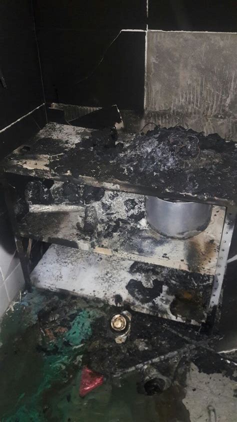 V Ndalos Invadem Escola P Blica E Ateiam Fogo Na Cozinha Do