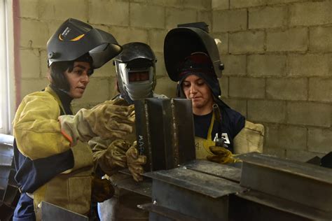 En La Escuela Granja Mujeres Aprenden El Oficio De Soldar El Diario