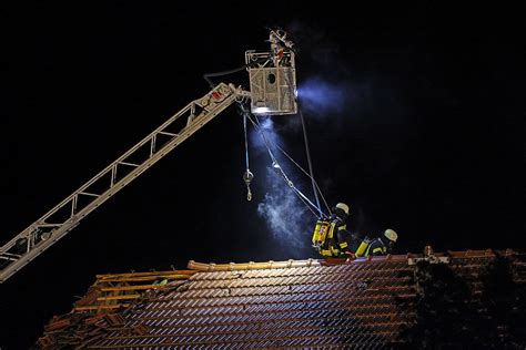 Einsatz Blitz Schl Gt In Pidinger Wohnhaus Ein Und Setzt Dachstuhl In