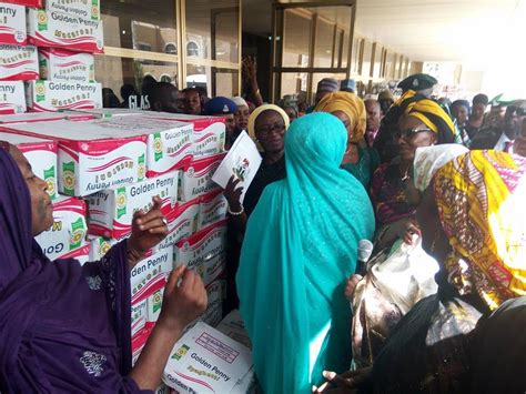 Photos Aisha Buhari Distributes Food Items To The People Of Kano State