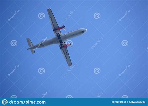 Air Plane Is Flying In Blue Sky Editorial Image Image Of Acceleration